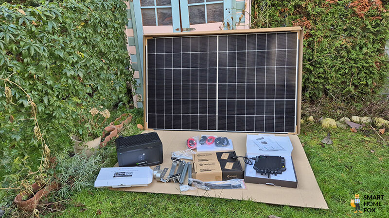 Das komplette onLite 900 w Set von Solakon mit Solarpanels, Wechselrichter, Kabel und Montagesystem – ausgebreitet zur Ansicht.